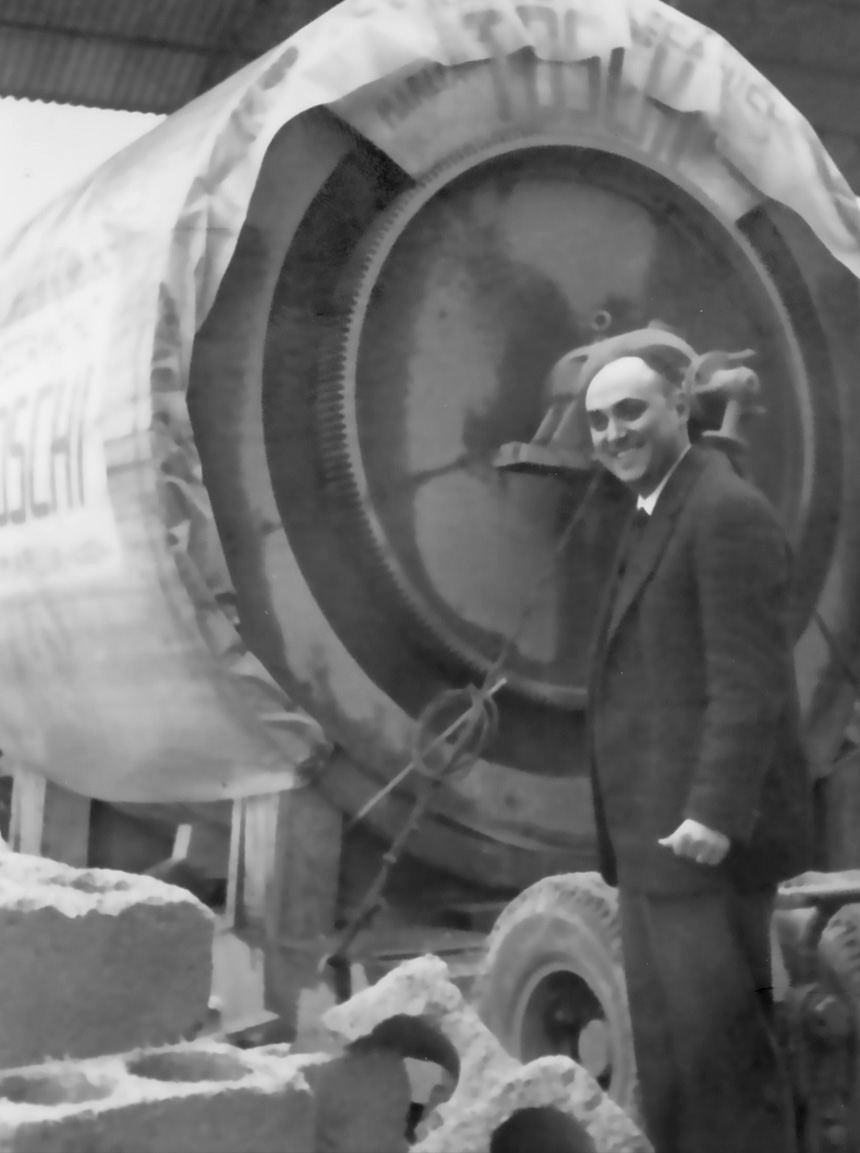 Fondatore Elma Cart davanti al cilindro essiccatore — anni '60
